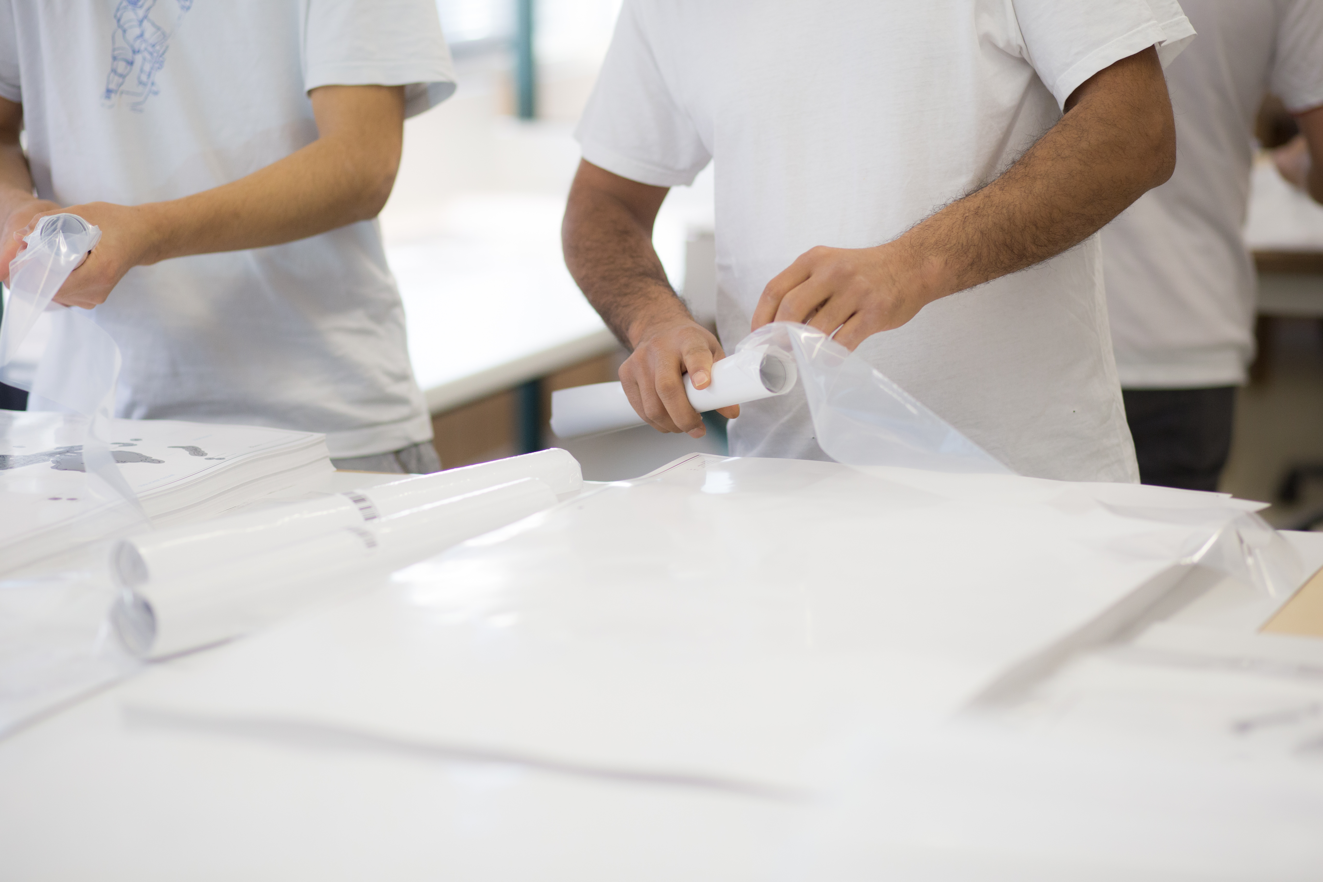 Konfektionierung und Kommissionierung: Mitarbeiter beim Verpacken und Zusammenstellen von Aufträgen
